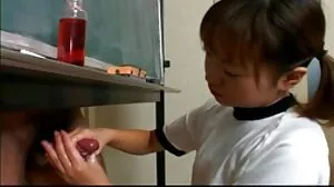 IRL Barbie Emma Hix mempunyai Buttplug di suatu tempat cerita lucah jiran Tersembunyi