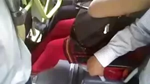 Slim4K: Teman wanita remaja cerita lucah intan yang ceria berkongsi zakar keras seorang lelaki pertengahan umur di PornHD