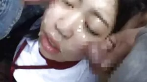 Memikat cerita lucah isteri melayu Adriana melakukan yang terbaik untuk menggembirakan tiga ayam jantan