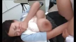 Cik cerita cipap makcik ThunderTits menipu Hubby dengan Babysitter
