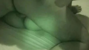 Perempuan murahan halia berbulu menggoncang tembikainya yang kisah lucah isteri curang besar